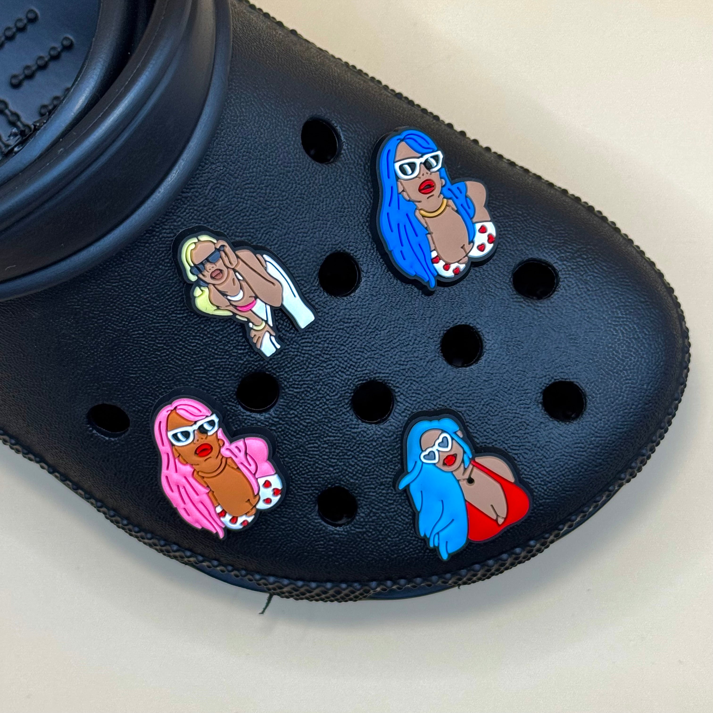 Pin's pour Crocs - Hot Girl