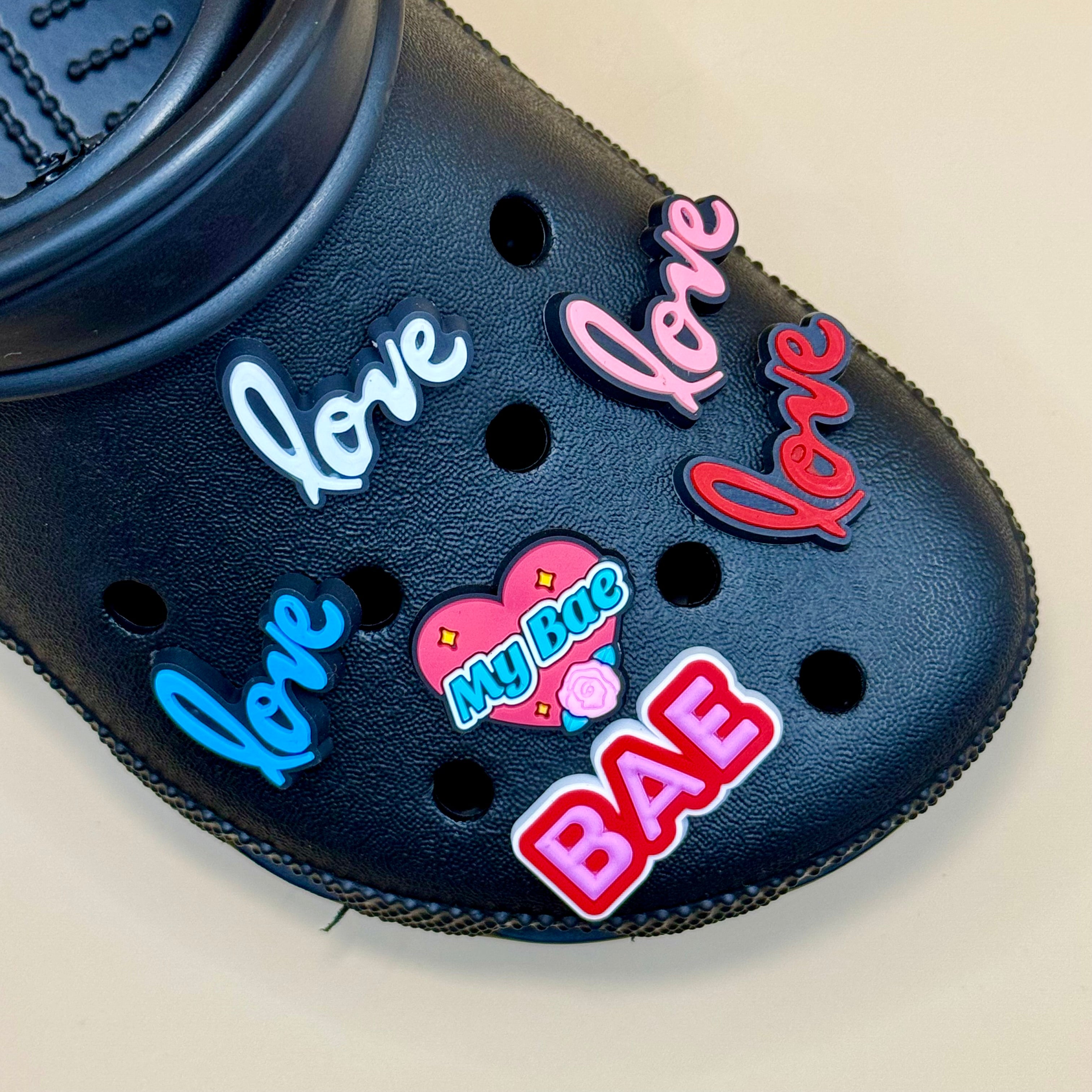 Pin's pour Crocs - Love