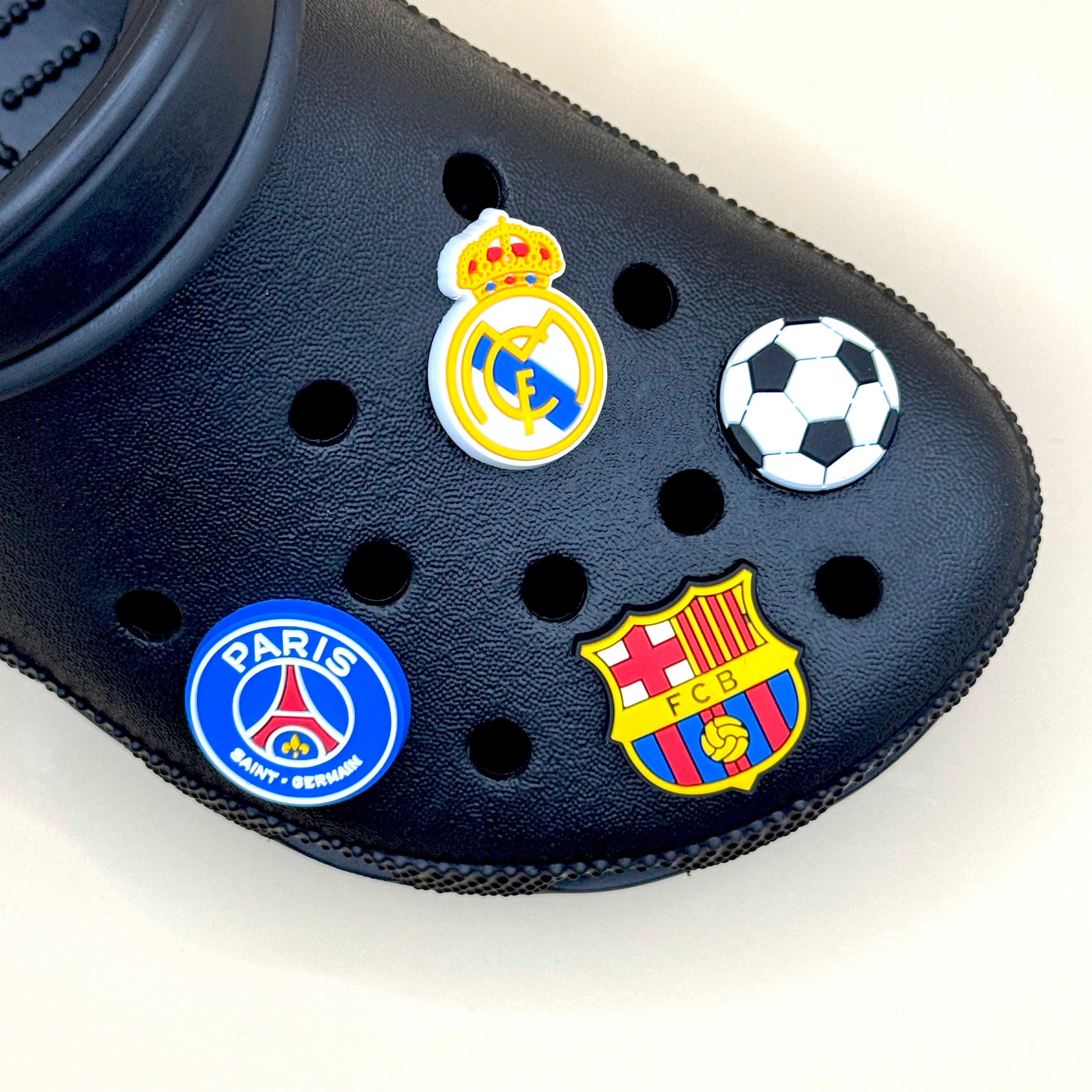 Pin's pour Crocs - Football