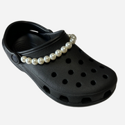 Chaine en perle accrochée à une paire de clogs