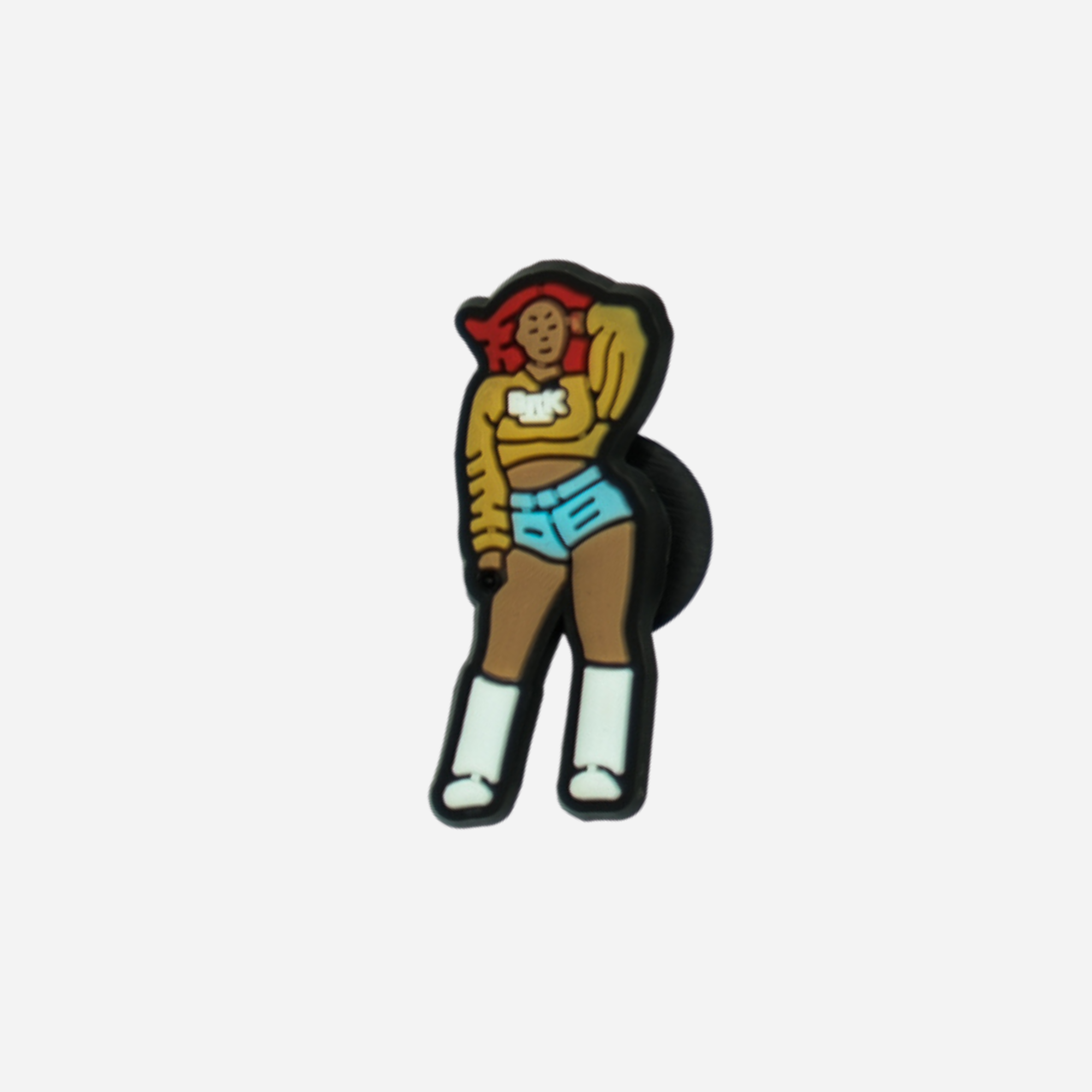 pins femme debout cheveux rouge